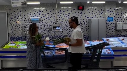Malú y Prince Royce se encuentran en el supermercado con una piña cada uno para anunciar una nueva colaboración