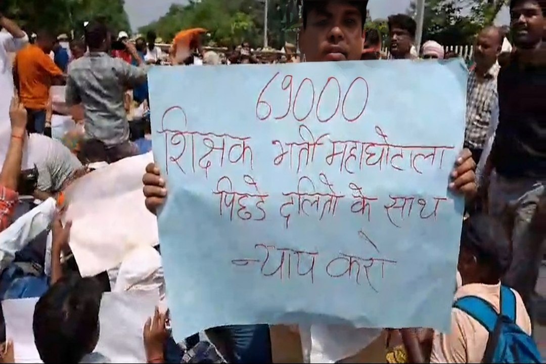 लखनऊ में डिप्टी सीएम केशव प्रसाद मौर्य के आवास के पास शिक्षकों का प्रदर्शन: 69000 शिक्षक भर्ती के अभ्यर्थी हिरासत में