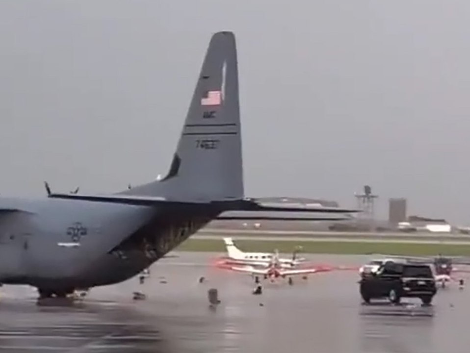 Monstersturm wirbelt Flugshow durcheinander