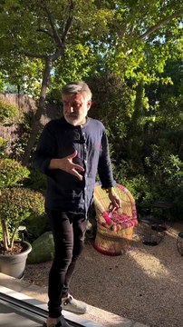 Joaquín Torres enseña dos rincones inéditos de la casa que comparte con Raul Prieto: su impresionante jardín y la terraza con porche