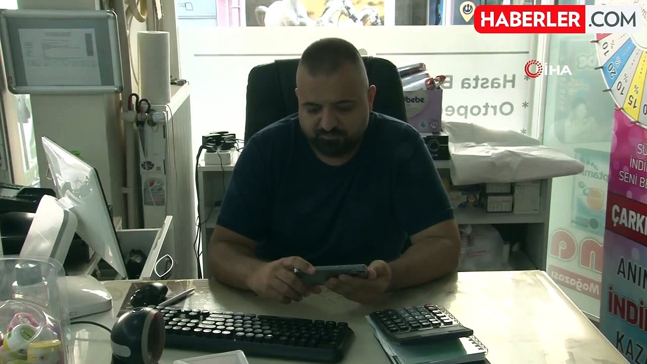 Kaldırıma vidalanmış tabelayı söken kadın görenleri hayrete düşürdü