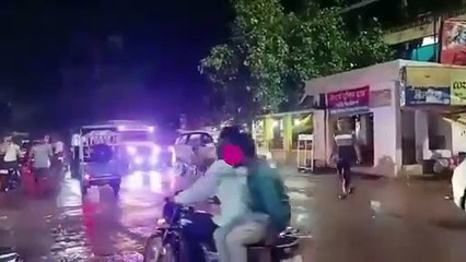 VIDEO Pria Diseruduk Truk, Buntut Nekat Bersantai di Jalan