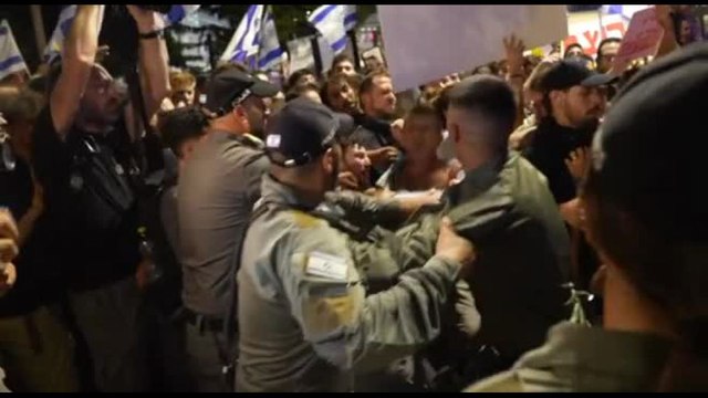 Scontri durante le manifestazioni a Tel Aviv contro il governo