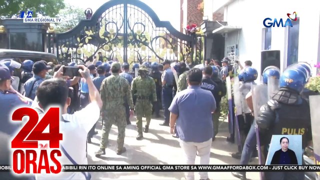 Emerald gate ng KOJC compound, pinabuksan ng PNP, inalmahan ng KOJC | 24 Oras