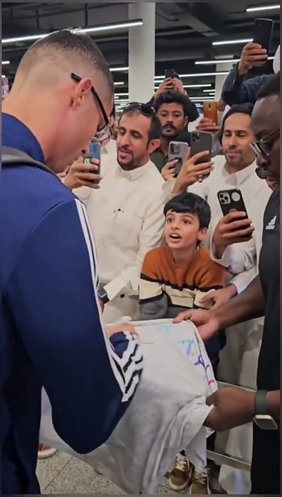 Cristiano Ronaldo in Airport with public‎ @cristiano  #ronaldo #viral  #salmankhan #cristiano