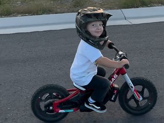 Wunderkind? Einjähriger auf Motorrad spaltet das Netz