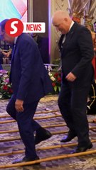 Anwar and NZ PM pair up in Magunatip dance