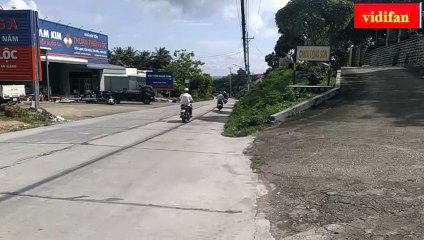 La voiture monte et descend la pente de la montagne-   car going up and down the hill -