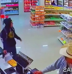Un joven entra a robar a una tienda y atemoriza al hombre equivocado: se quita las gafas y se monta el gran lío