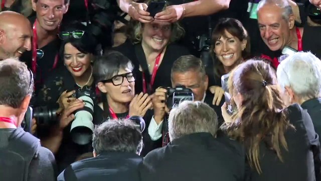 George Clooney et Brad Pitt foulent le tapis rouge à Venise