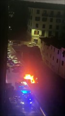 Скачать видео: Firenze, auto in fiamme nella notte. L'intervento dei vigili del fuoco (video da gruppo 