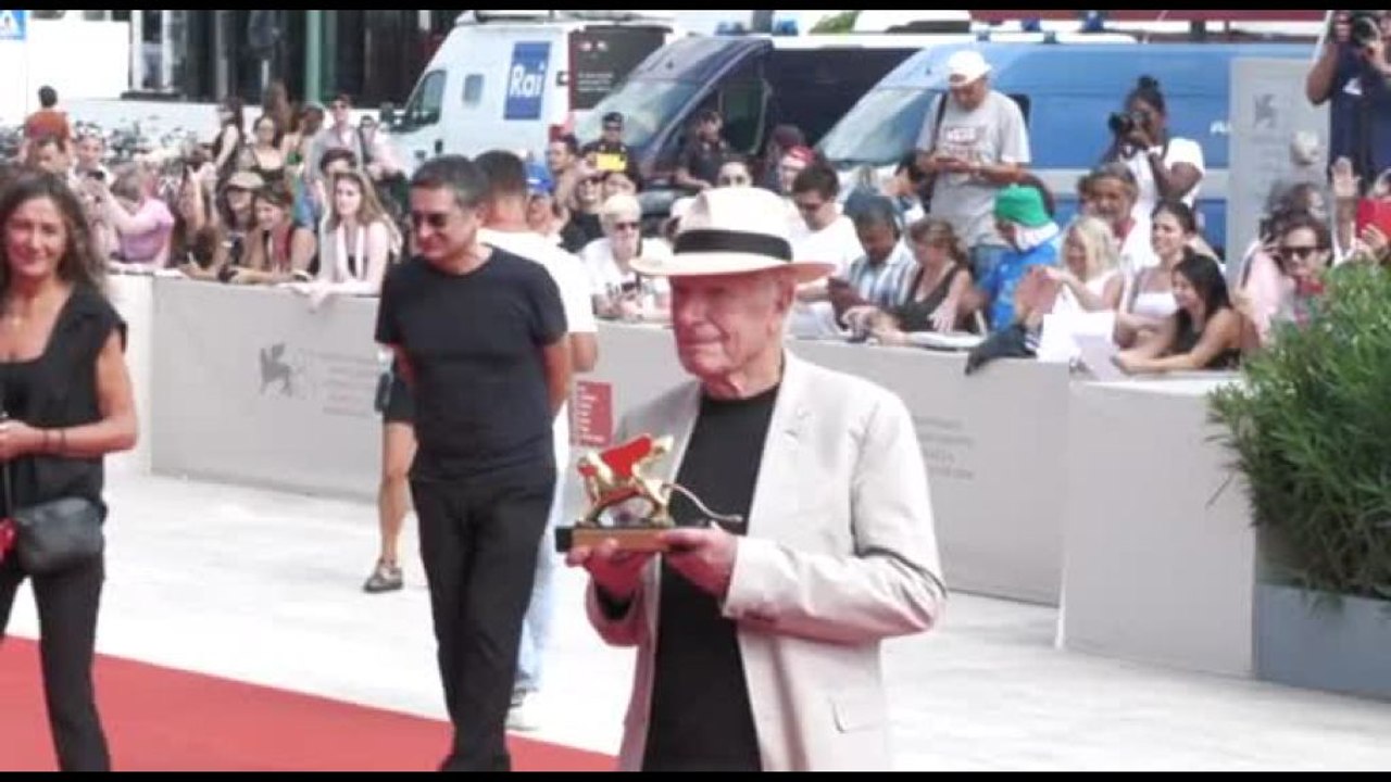 Venezia 81, Peter Weir sul red carpet con il Leone d'oro