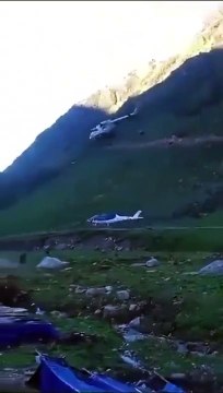 Un hélicoptère transporte un autre hélicoptère en panne mais le cable lâche en plein vol