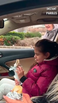 Cette maman ignore une dame sans-abri dans le besoin puis reçoit une leçon de vie inattendue