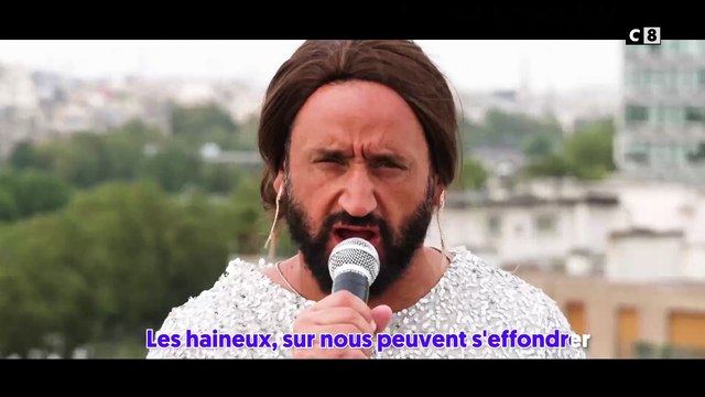 Découvrez l'incroyable début de TPMP avec Cyril Hanouna en Céline Dion qui chante : L'ARCOM peut nous persécuter, peu m'importe... Je voterai LFI... Je rejoindrai Booba à Miami...