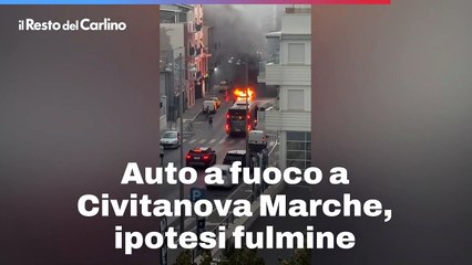 Auto a fuoco a Civitanova Marche, ipotesi fulmine: il video