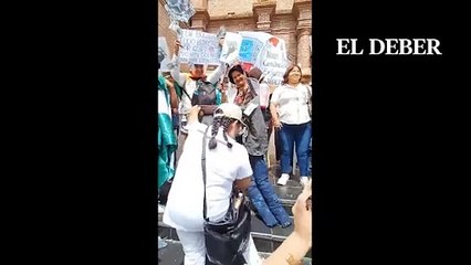 Gremiales agarran a  'chizotazos' a un muñeco de Luis Arce