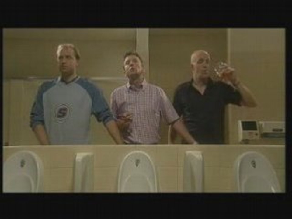 3 hommes aux wc