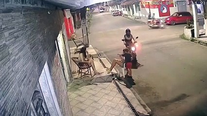 Motociclista suspeito de roubar celulares em Maceió é filmado por câmera de segurança