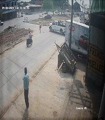 Motociclista impactó contra una camioneta y por poco atropella a una estudiante