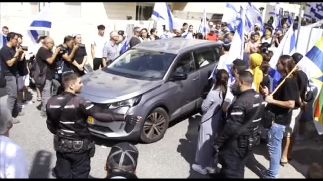 A Gerusalemme i funerali di Hersh Goldberg-Polin, pacifista ucciso da Hamas