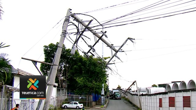 tn7-vagoneta-derriba-tres-postes-de-tendido-electrico-y-afecta-a-cientos-de-usuarios-en-curridabat-020924