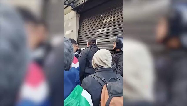 La Policía impide el ingreso de estudiantes y docentes a la Universidad de las Madres