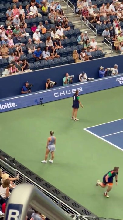 #USOpen.Shocking moment for #arrogance in the match #Putintseva vs. #Paolini. The ball girl tries to throw the ball and #Yulia watches it bounce on the ground without moving.  The ballboys are exemplary. Yulia apologized,the arrogante remains.