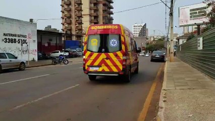 Ciclista é atingida por Jetta e fica ferida na Rua Rio Grande Sul