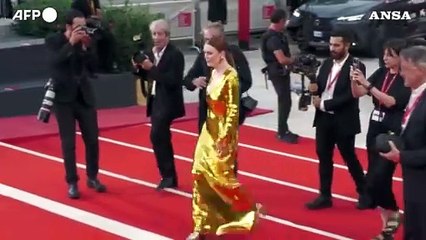 Tải video: Mostra di Venezia: il red carpet di Julianne Moore, Tilda Swinton e Pedro Almodovar