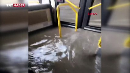 İstanbul'da yollar göle döndü: İETT otobüsünü su bastı