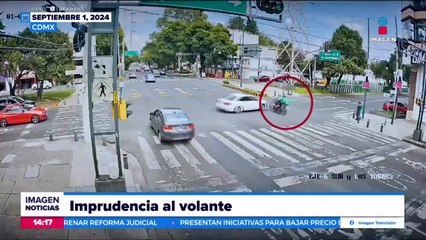 VIDEO: Automovilista se pasa el alto e impacta a motociclista