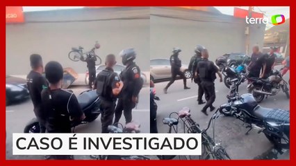 Policial joga bicicleta de homem na lixeira, que revida empurrando moto no chão; veja vídeo