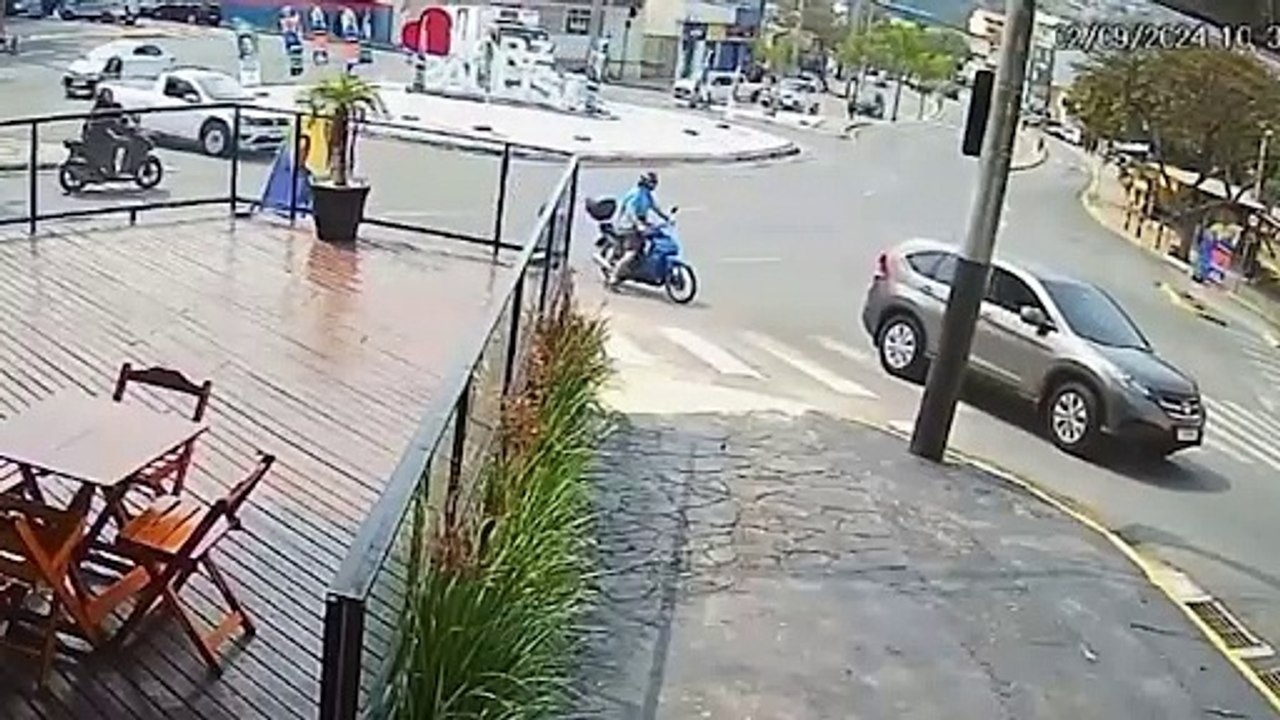 Caminhão desgovernado desce rua de ré e atinge escola em Várzea Paulista