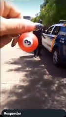 Travesti mostra PMs fardados saindo de motel em viatura: 'Vem, amor, quarto três!'