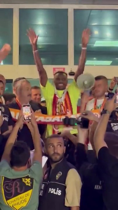 Osimhen İstanbul'a geldi, taraftara üçlü çektirdi