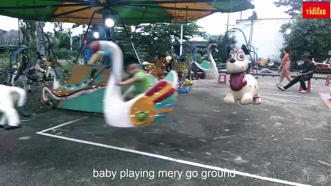 baby playing mery go ground - bébé joue au manège - Bebé jugando al tiovivo - メリーゴーランドで遊ぶ赤ちゃん - बच्चा मीरा गो राउंड खेल रहा है - طفل   -  يلعب لعبة الدوامة -