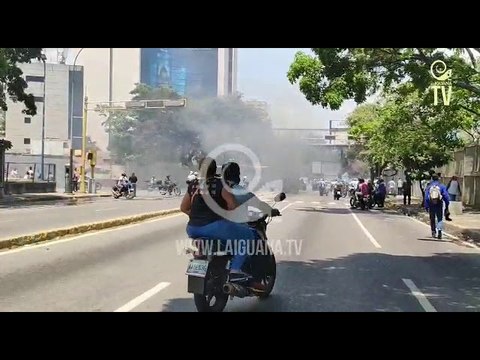Golpe en Venezuela: Guarimberos quemaron metrobús en Chacao y bloquearon la avenida