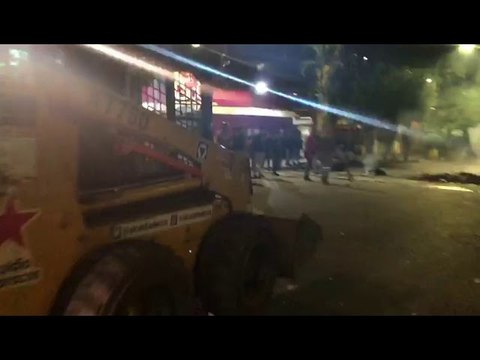 Trabajadores de la Alcaldía de Caracas recolectan escombros de las guarimbas en horas de la noche