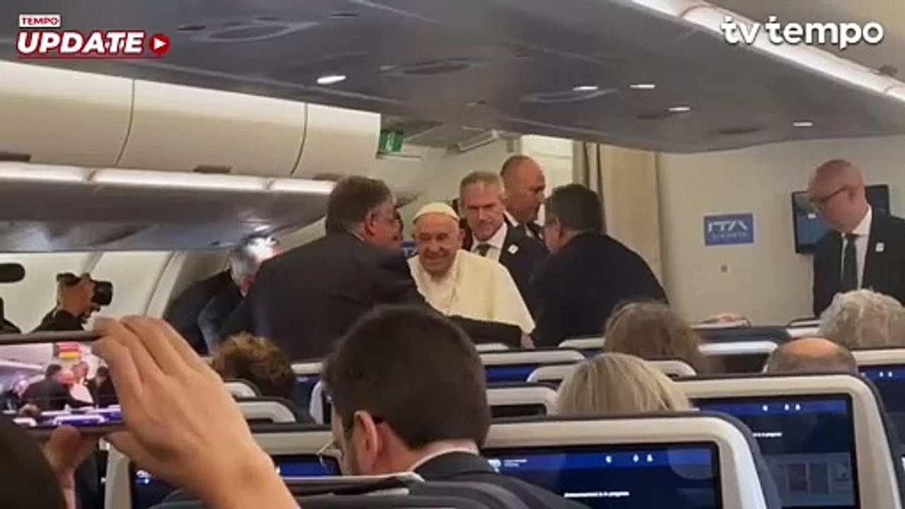 Cerita Paus Fransiskus Berbincang dengan Wartawan: Bicara Imigran hingga Tanda Tangan Buku