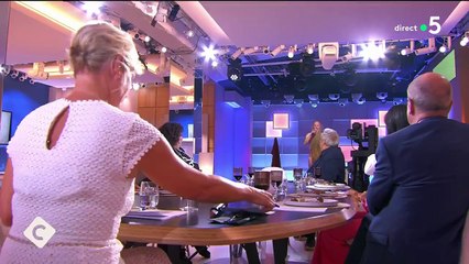 Et pendant que Cyril Hanouna se battait hier soir pour sauver TPMP sur C8, Philippe Katerine chantait entièrement nu sur France 5 dans "C à vous"...
