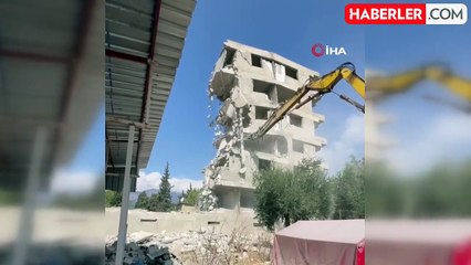 Hatay'da 6 Katlı Bina İş Makinesiyle Yıkıldı