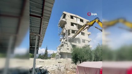 Hatay'da 6 katlı bina iş makinesinin darbesiyle böyle yıkıldı