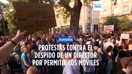 Miles de húngaros protestan tras el despido de un director que desafió la prohibición del móvil