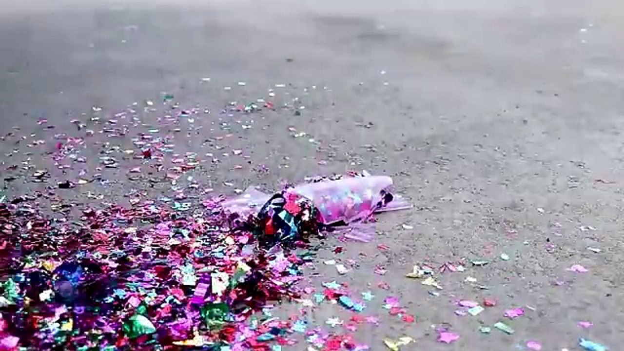 Aplastando Cosas Crujientes con el Coche | Experimento: 250 Globos de Agua VS Rueda de Coche