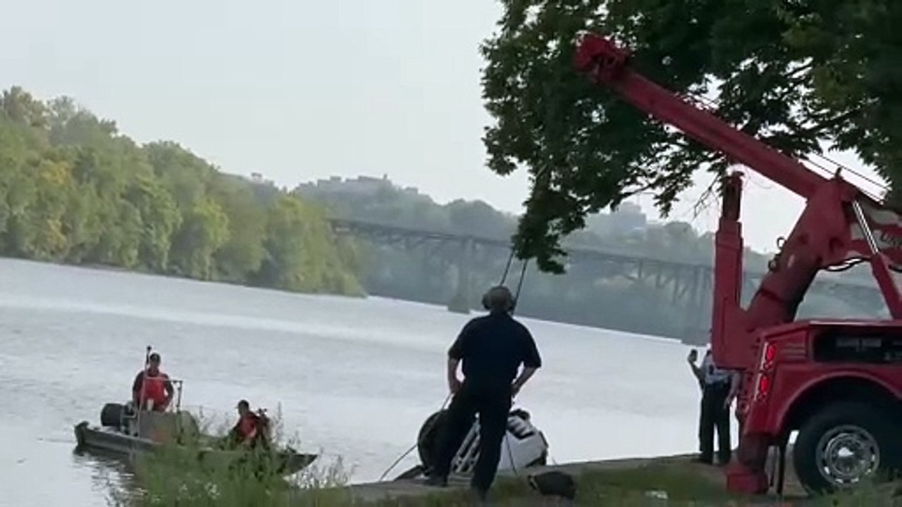 Veículo cai no rio durante encontro romântico de casal no assento de trás