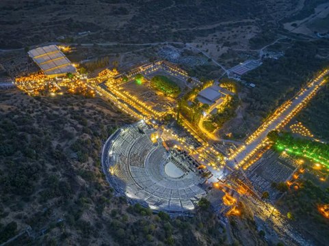 Efes Antik Kenti yenilenen ışıklandırmasıyla ziyaretçilerini bekliyor
