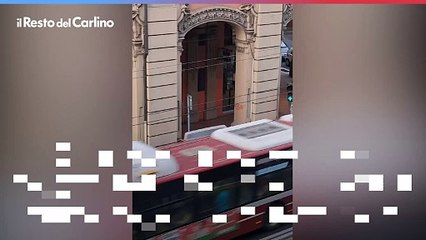 Degrado in via Irnerio, aggredisce anziano barista che sta pulendo il portico. Il video
