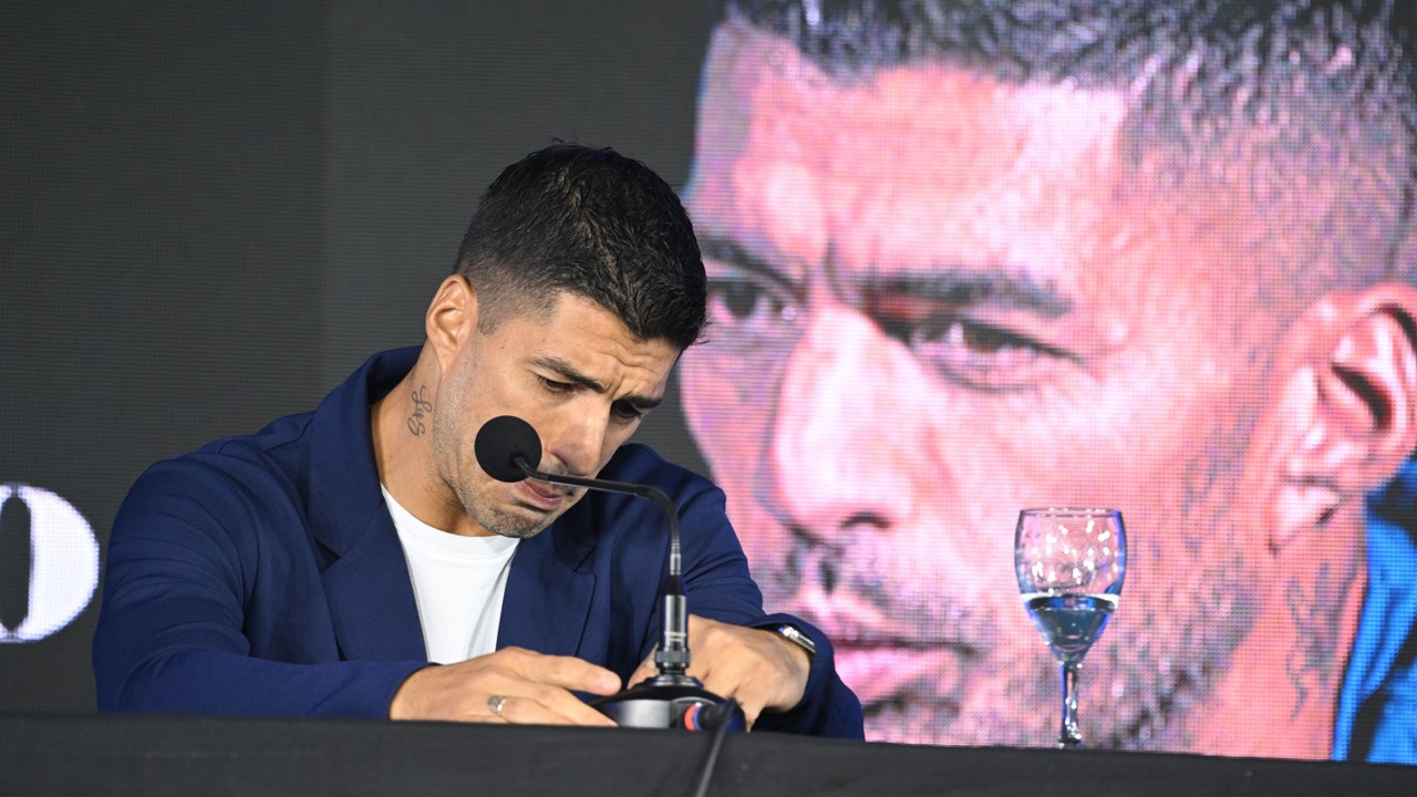 Immer wieder versagt die Stimme: Hier verkündet Suarez seinen Rücktritt