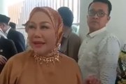Mantan Gubernur Banten Ratu Atut Chosiyah menghadiri pelantikan anaknya menjadi anggota DPRD Provinsi Banten.